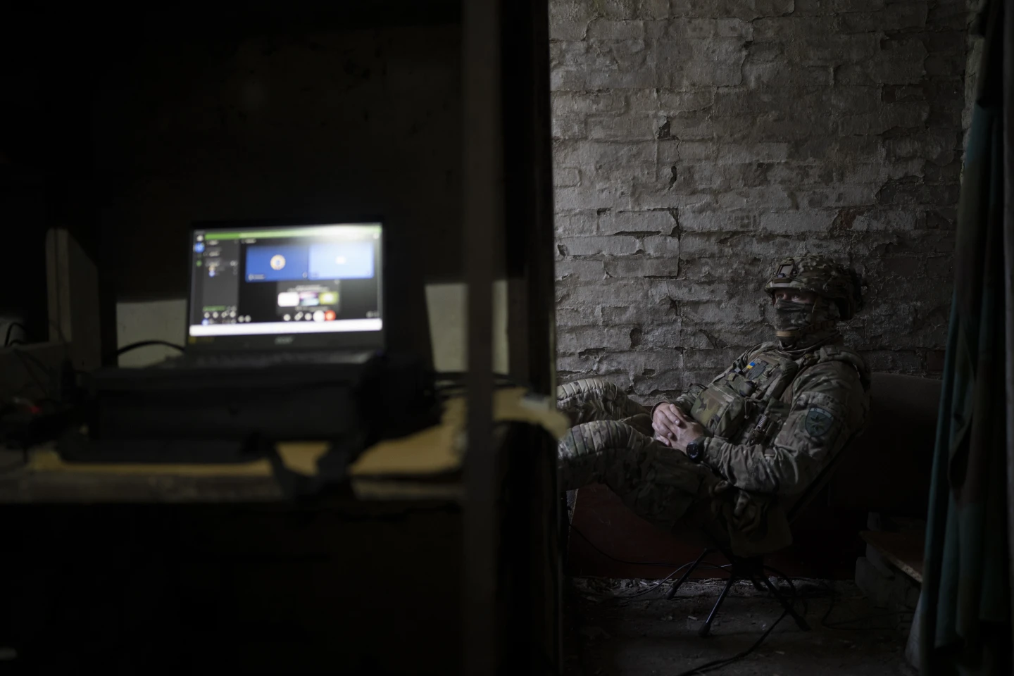 Український член елітного загону безпілотників сидить у підвалі між операціями на лінії фронту на околиці Кремміна, Україна, неділя, 20 серпня 2023 року